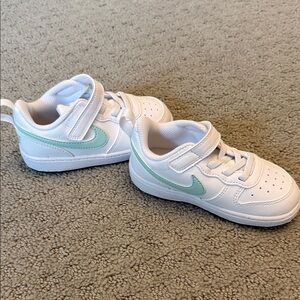 Nike Kids Sneakers in White and Light Green 0026
